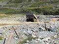 30 un vehicule  passe un trou d eau